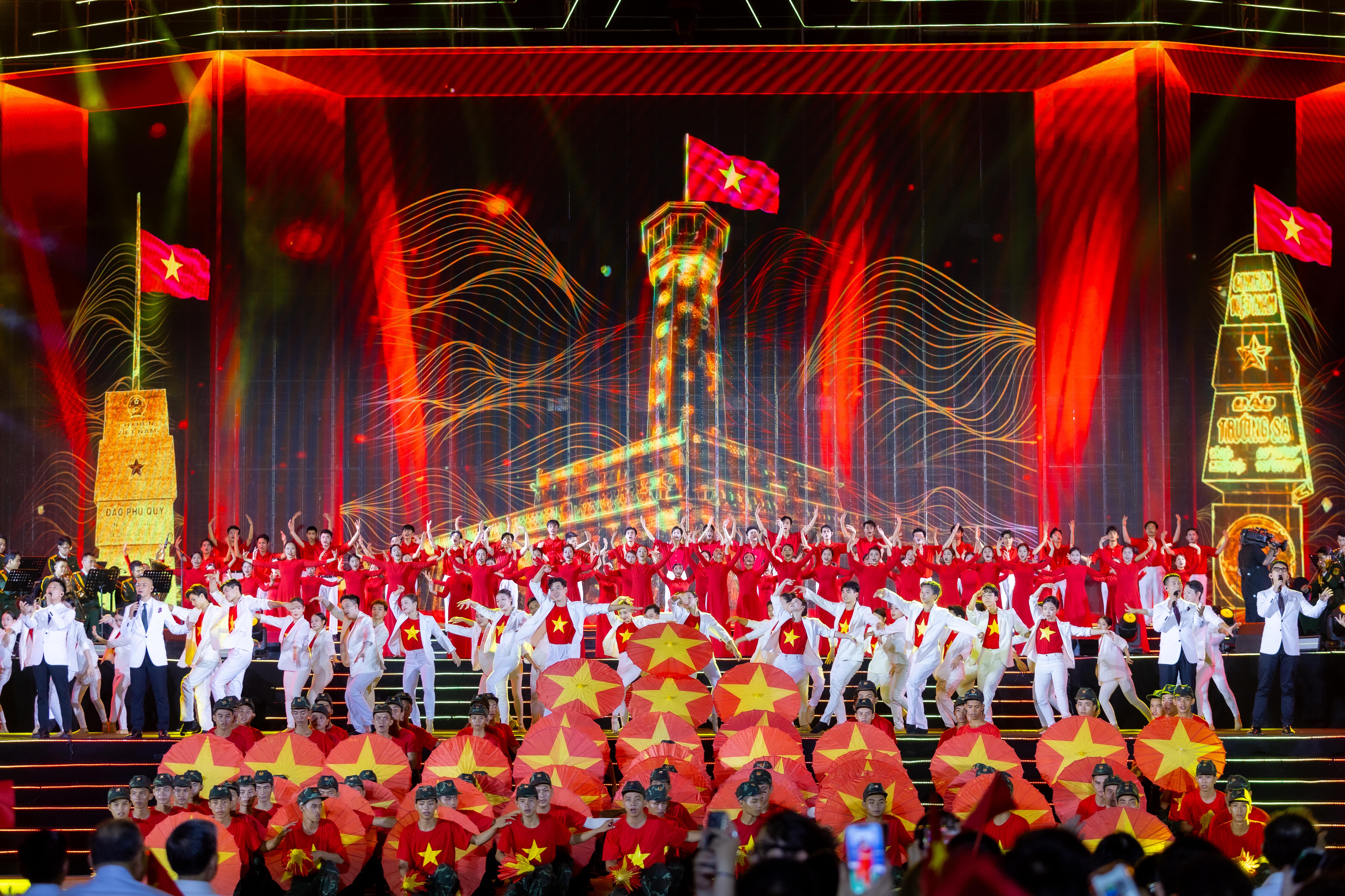 Đạo diễn Phạm Hoàng Giang tiết lộ hậu trường căng thẳng khi thực hiện Concert quốc gia, tự hào với loạt màn trình diễn có 1-0-2- Ảnh 4.