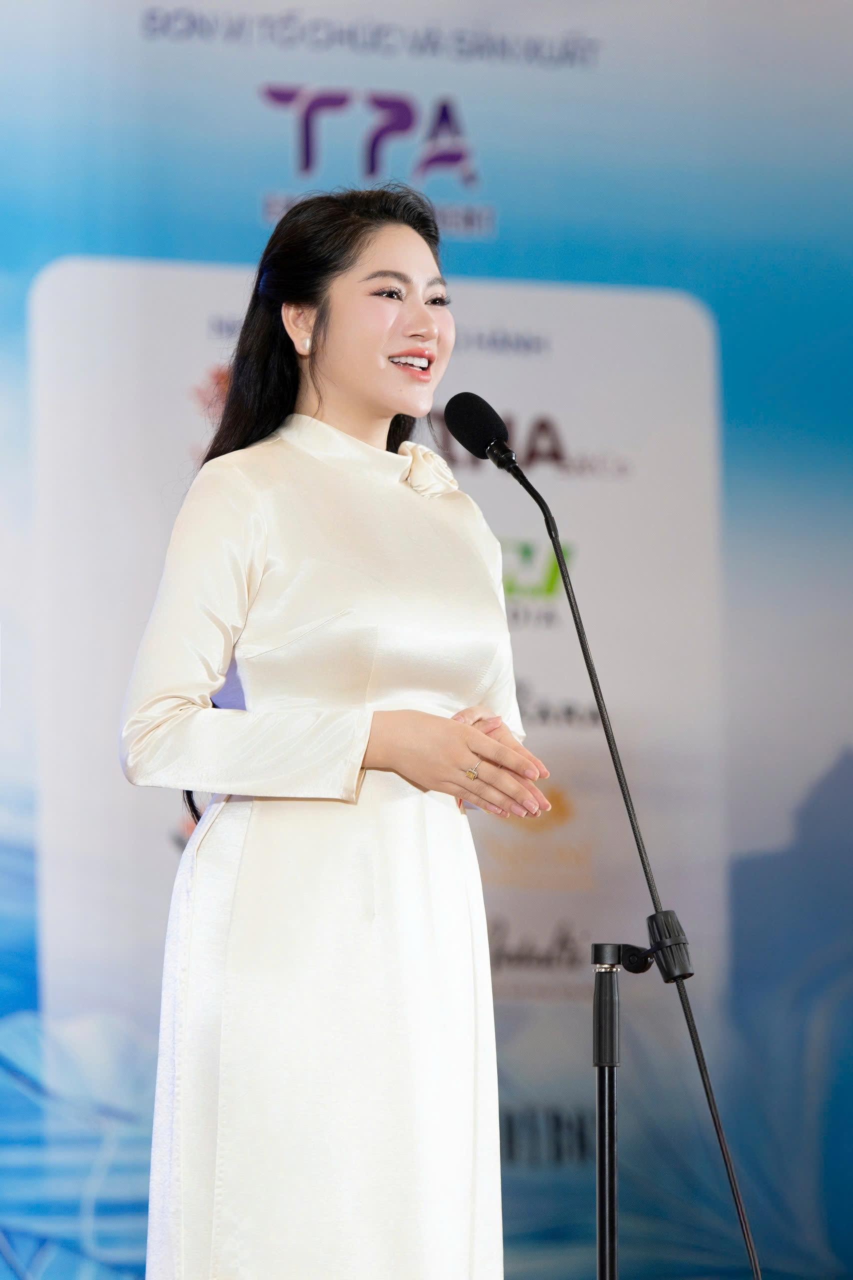 ba thu trang chu tich cuoc thi truong btc