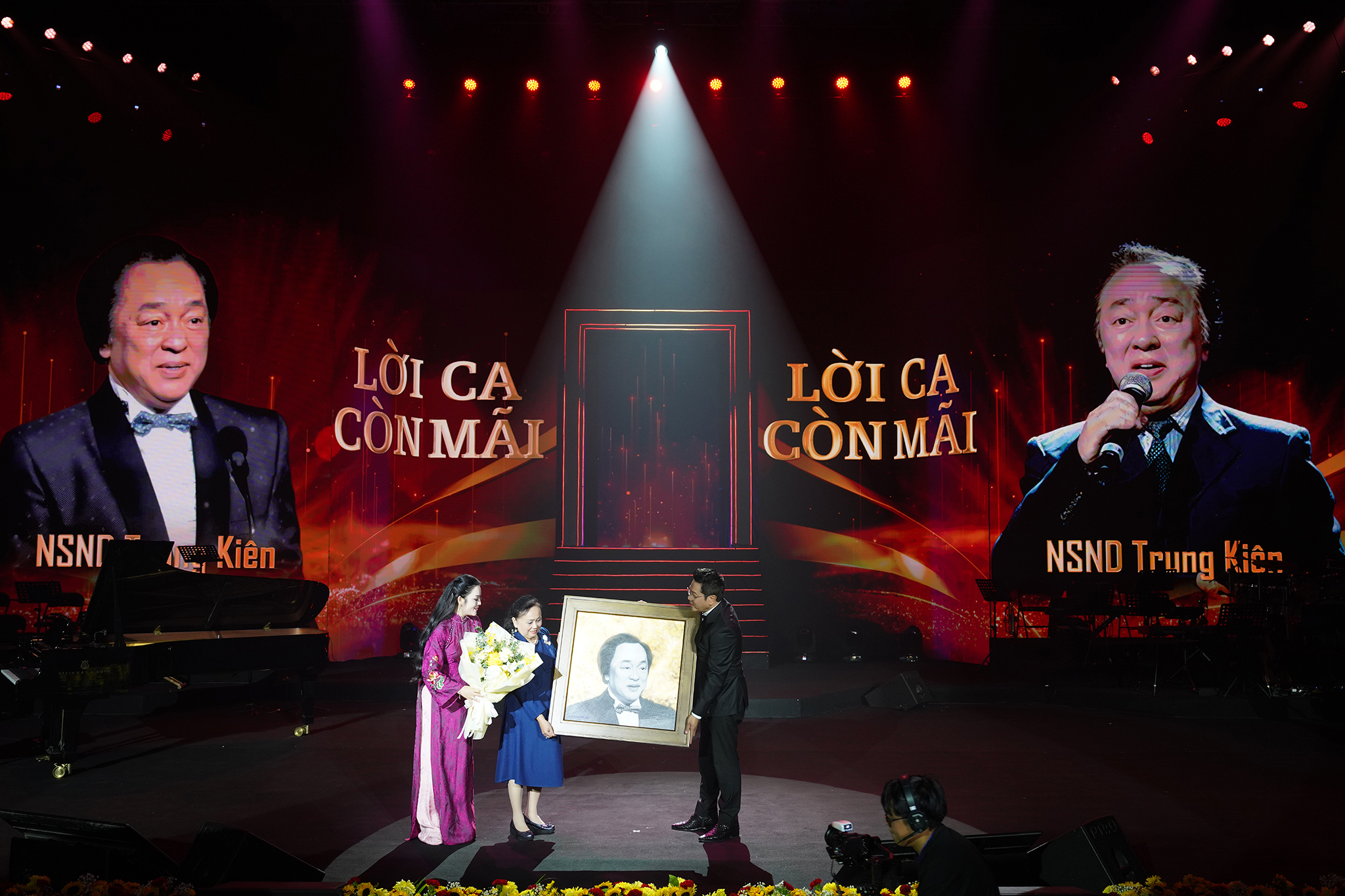 khoa tanh nhac tang buc chan dung nsnd trung kien cho gia dinh