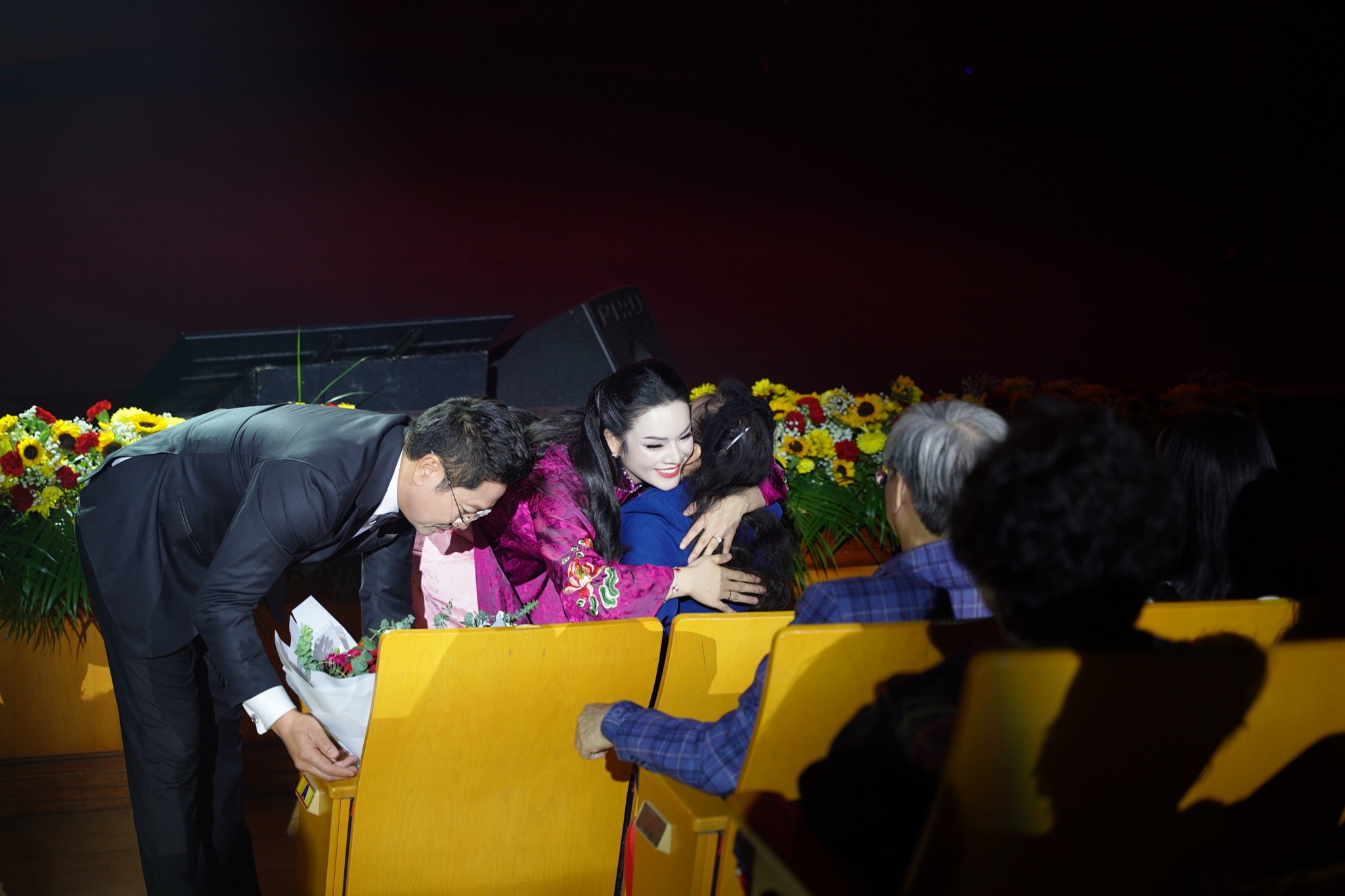 nsnd quoc hung va nsut tan nhan den dat hoa len ghe danh rieng cho nsnd trung kien