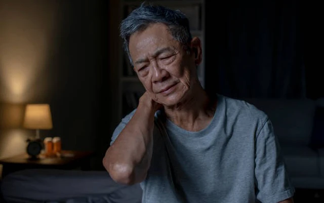 insomnia senior asian man suffering from neck and shoulder pain at night 17225130395441686667838 25 0 408 612 crop 1722513045035418000748