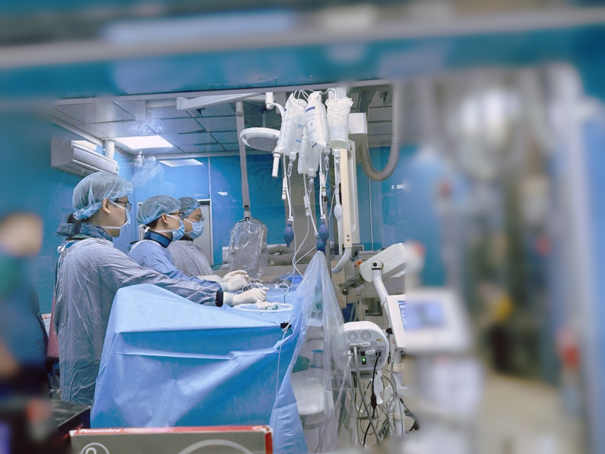 cac bac si khoa chan doan hinh anh benh vien huu nghi viet duc dang tien hanh lay huyet khoi tinh mach nao cho benh nhan t