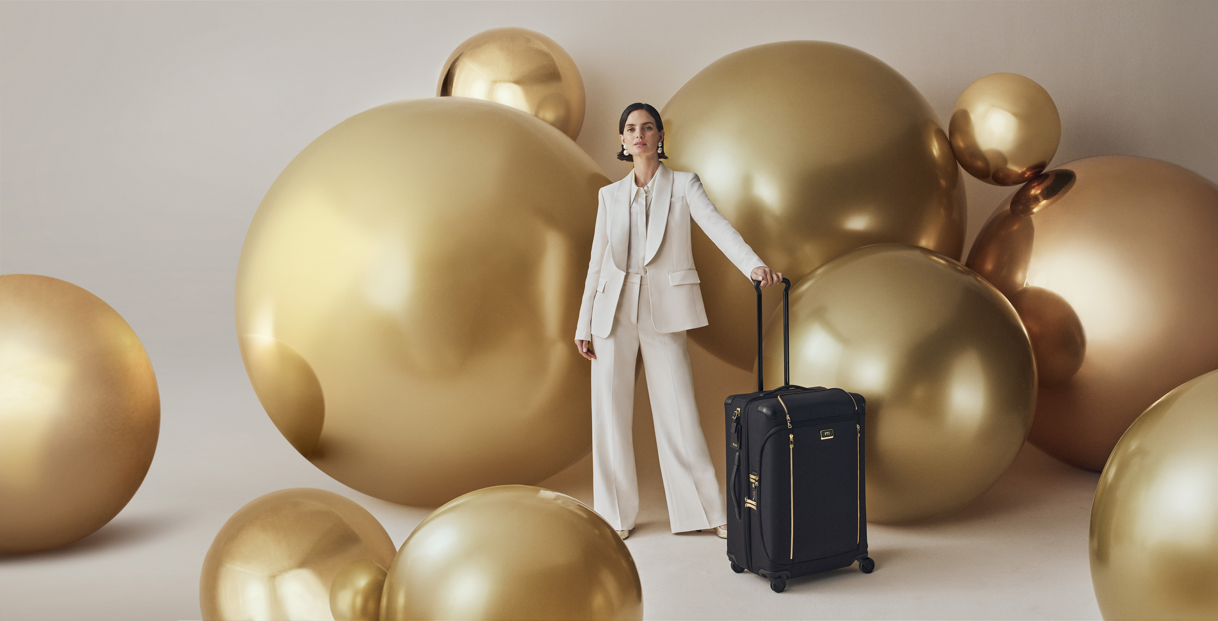 2507160701hol25delfinavoyageurledgerextblckgold101v472dpirgb