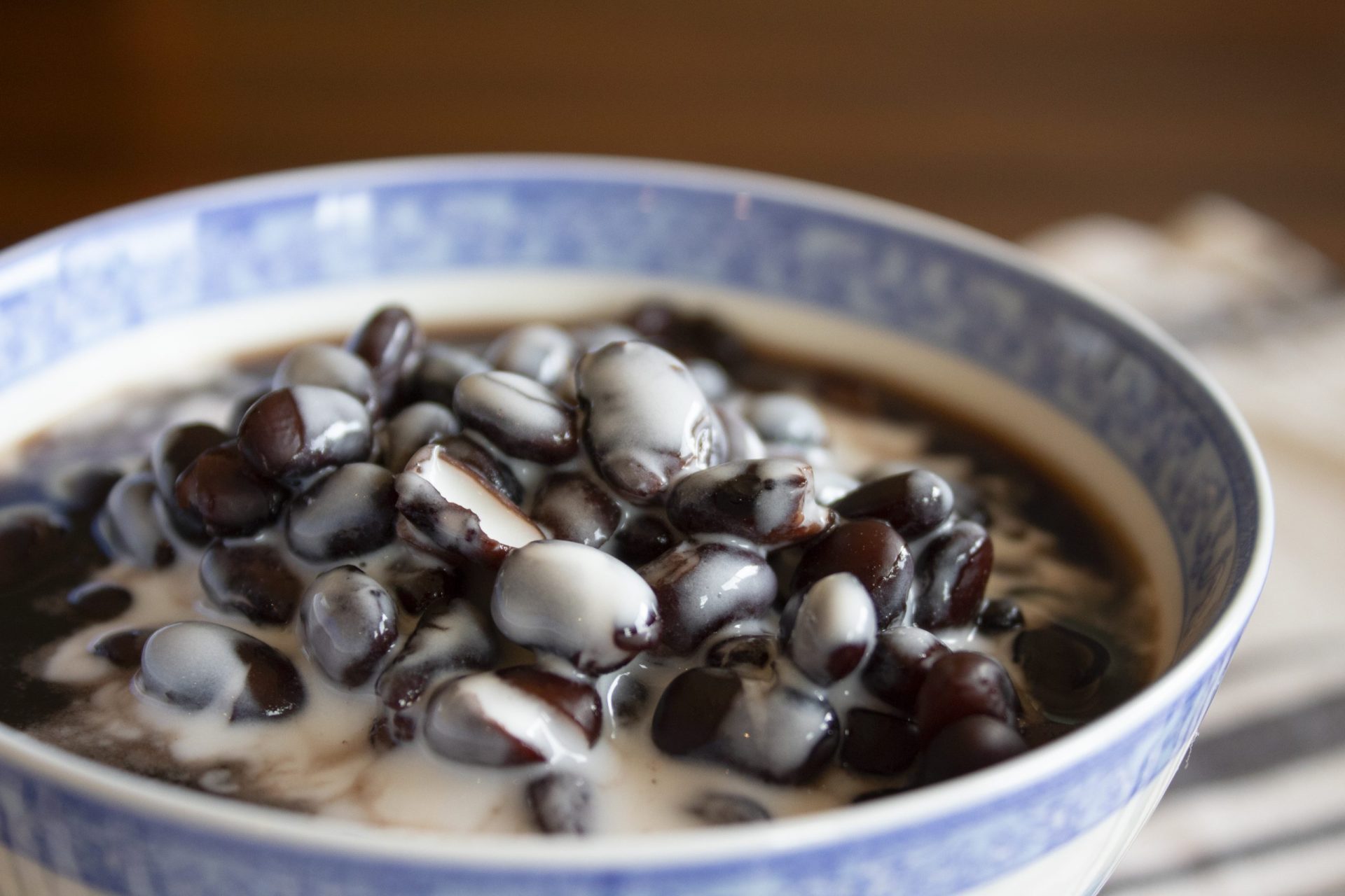 bowl of che dau den and coconut milk 