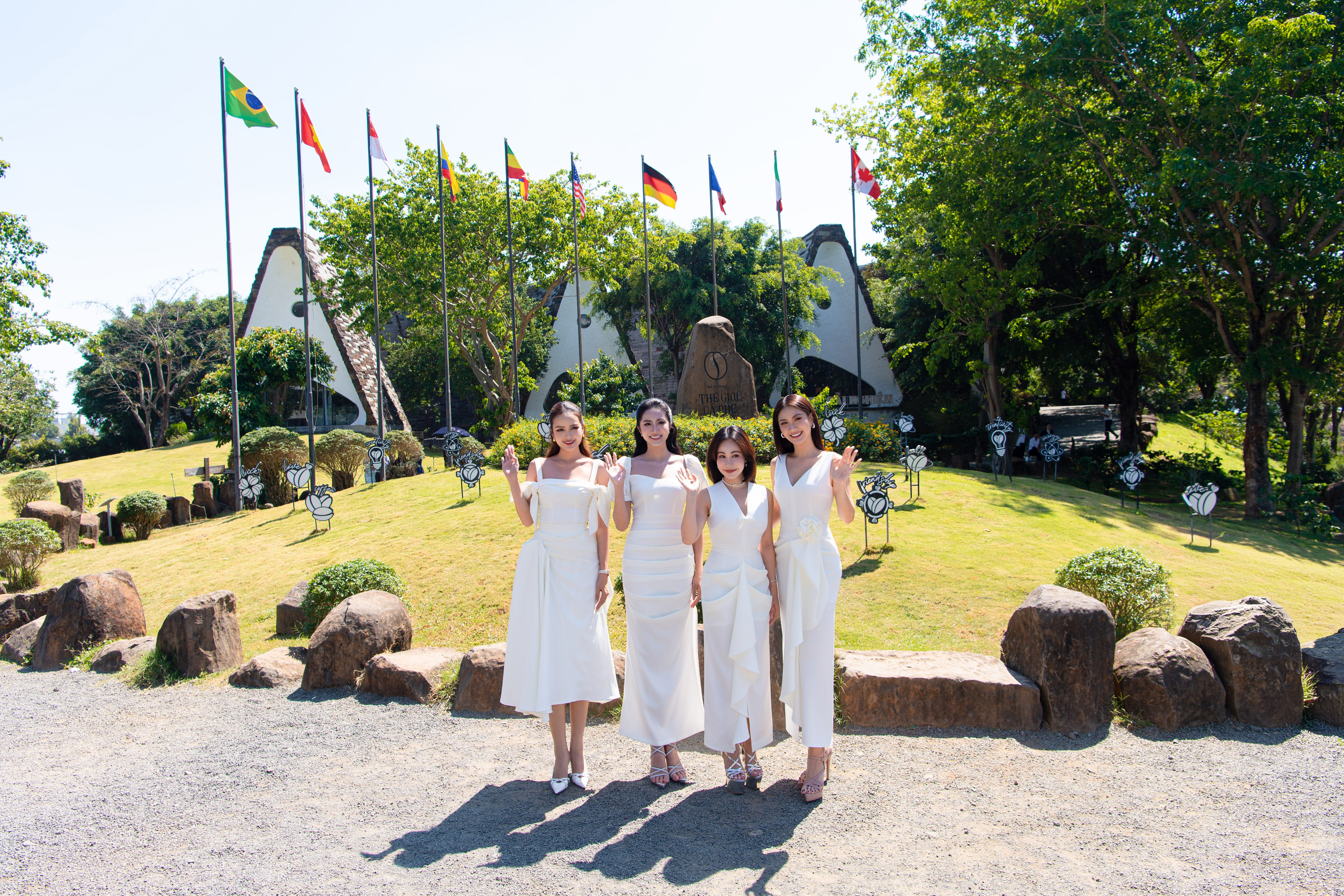 hh ngoc chau hhvn ha truc linh ca si uyen linh va miss cosmo vietnam 2025 phuong linh 1