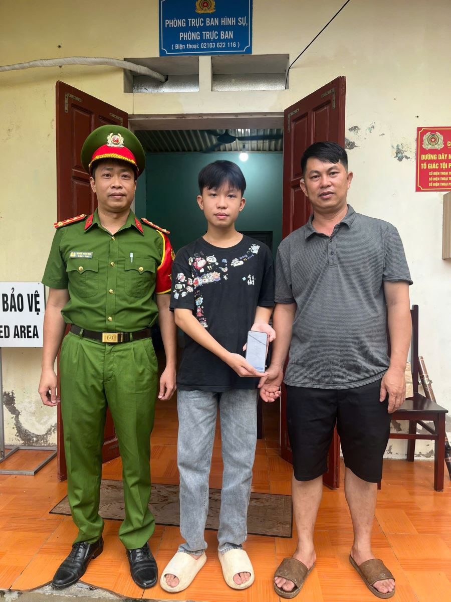 cong an xa thuong long ho tro trao tra gan 9 trieu dong cho cong dan chuyen khoab65434b116
