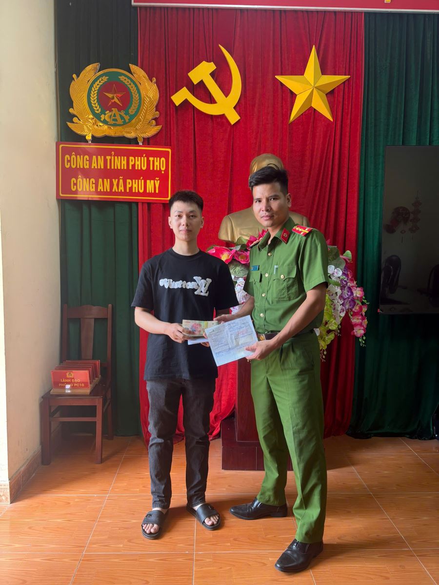 anh nguyen huu viet lam thu tuc chuyen tra so tien duoc chuyen nham tai cong an xa phu my