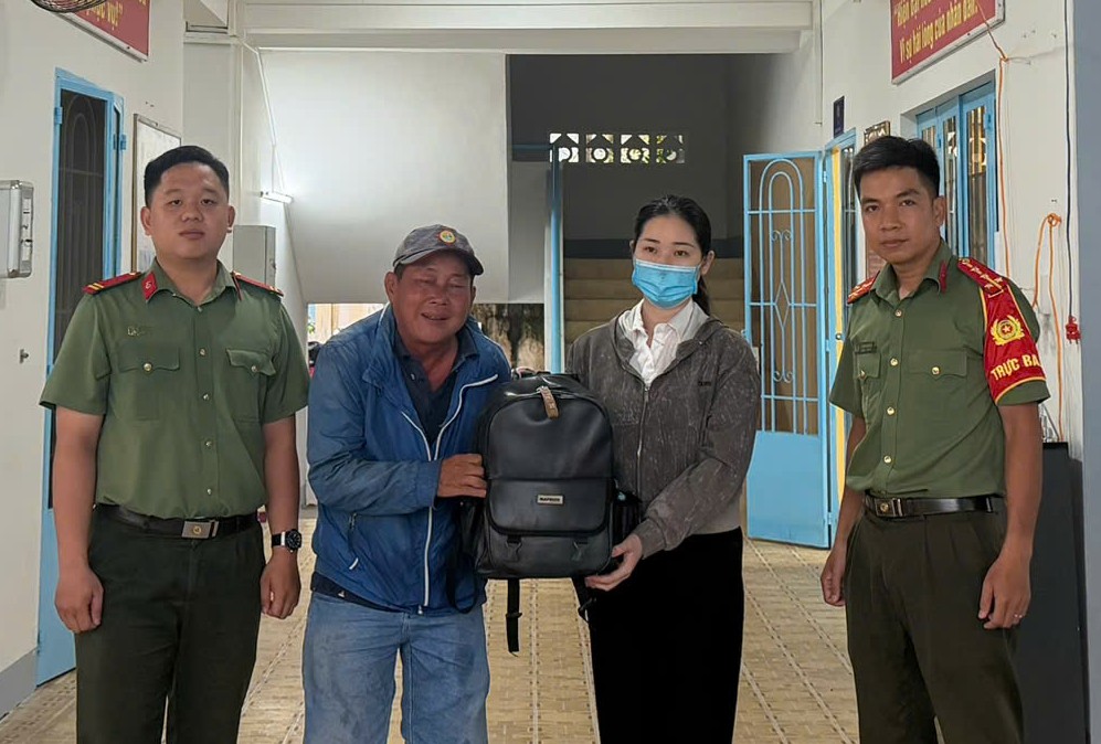 hinh anh trao tra lai cho nguoi danh roi