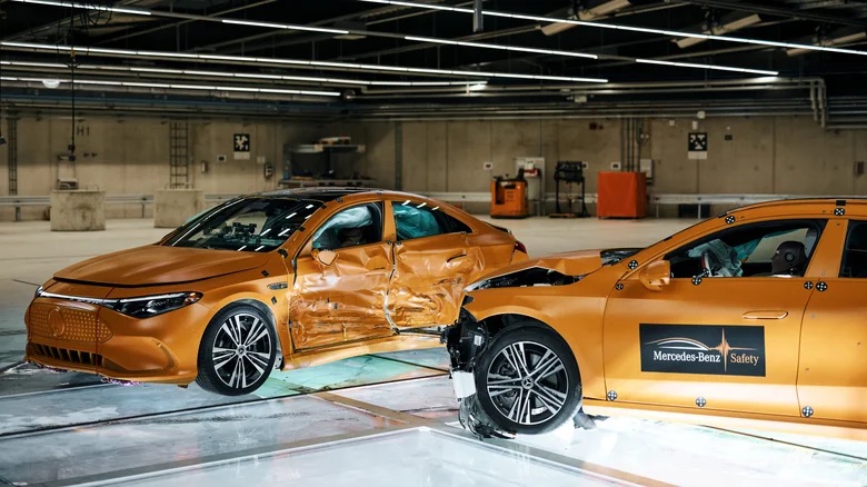 mercedes benz cla dam nhau 1