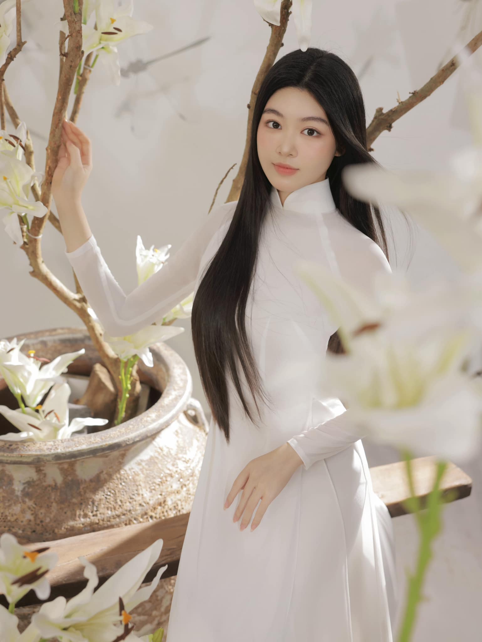Lọ Lem gây sốt với bộ ảnh diện áo dài thướt tha, được mọi người cổ vũ thi Hoa hậu