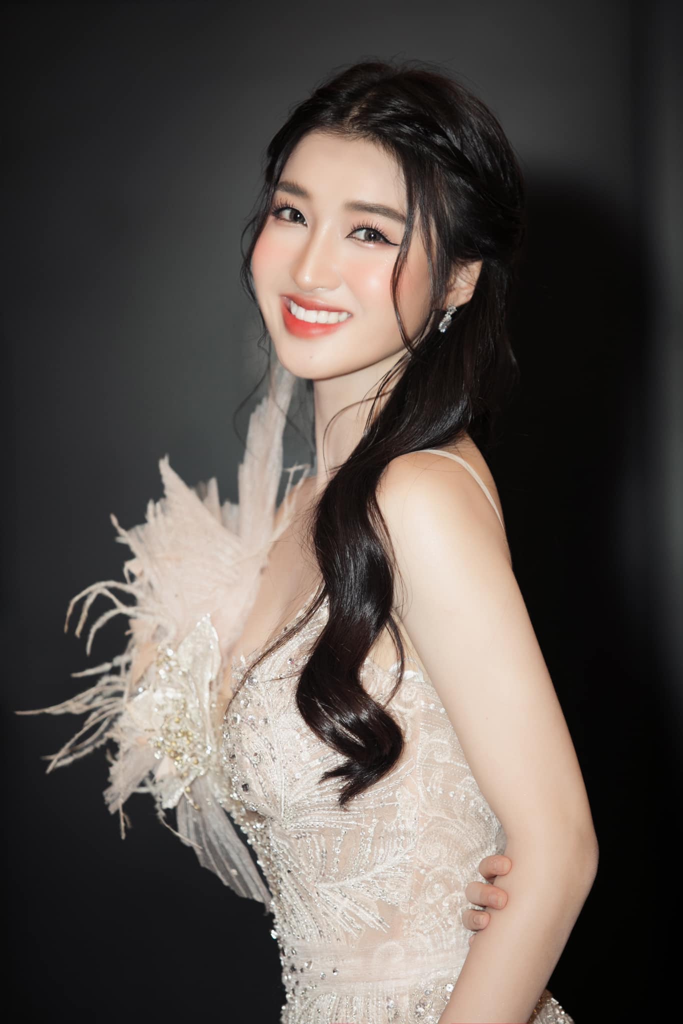 a hau phuong nhi 1 7486