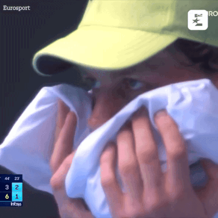 worldnumber1janniksinnerseentremblinginworryingscenesduringaustralianopenwinoverholgerrune thesun ezgifcom resize