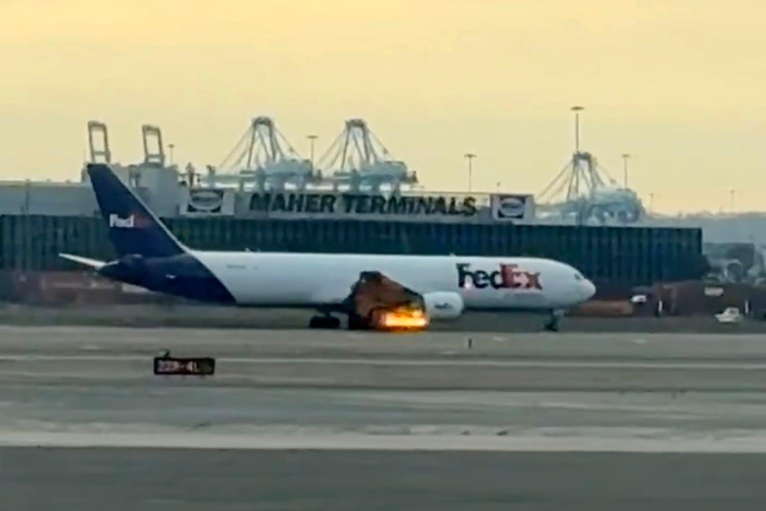 767 3s2f returning tarmac flames