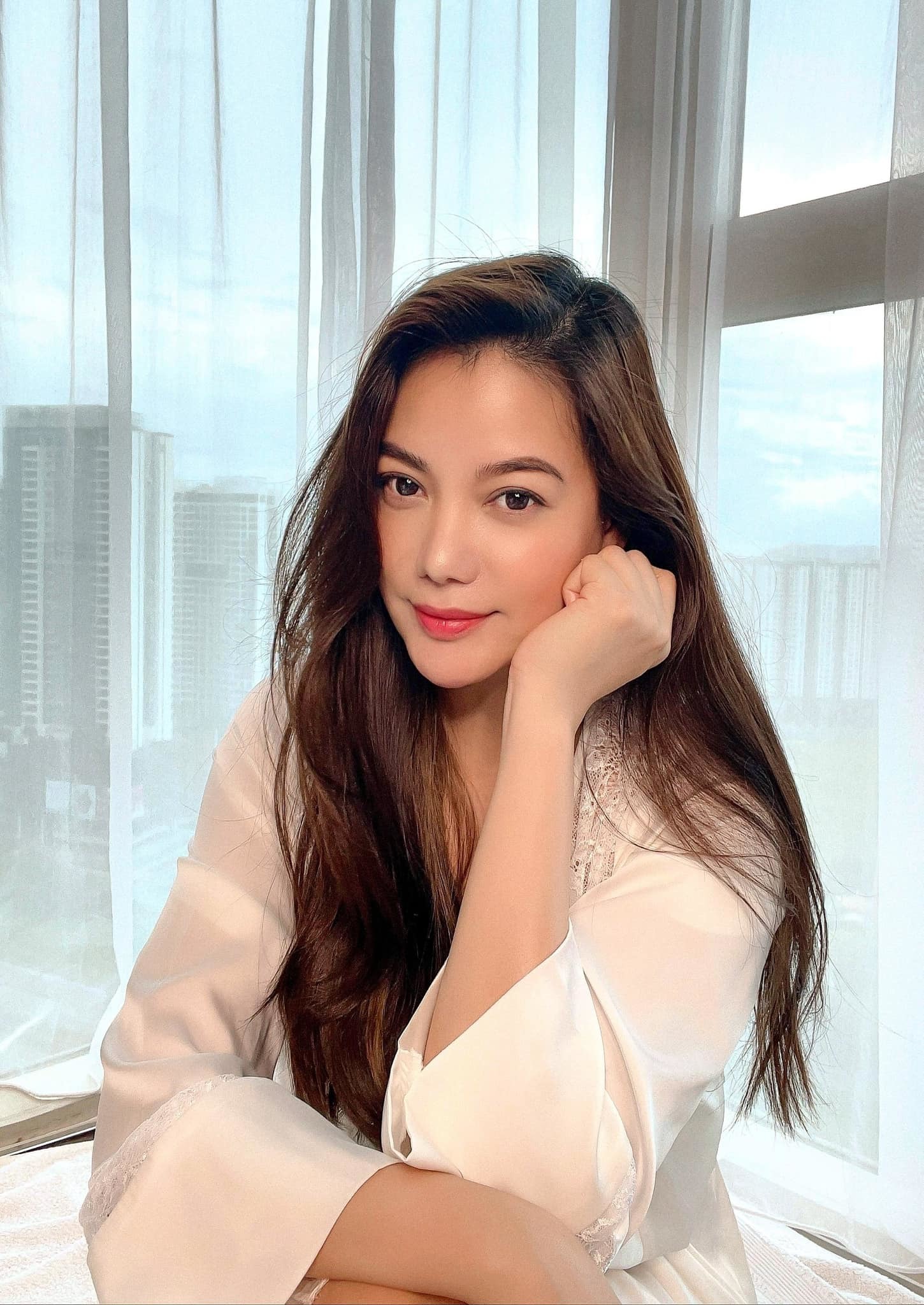 truong ngoc anh va ban trai kem tuoi treu nhau tinh tu 1715472704591844173580 17449032803561946917149