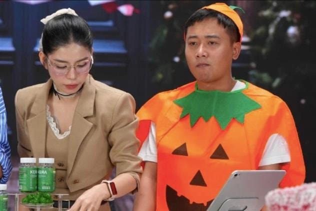 hoa hau thuy tien quang linh vlogs va hang du muc trong mot phien livestream ban san pham anh cap man hinh 17449589473151736379386