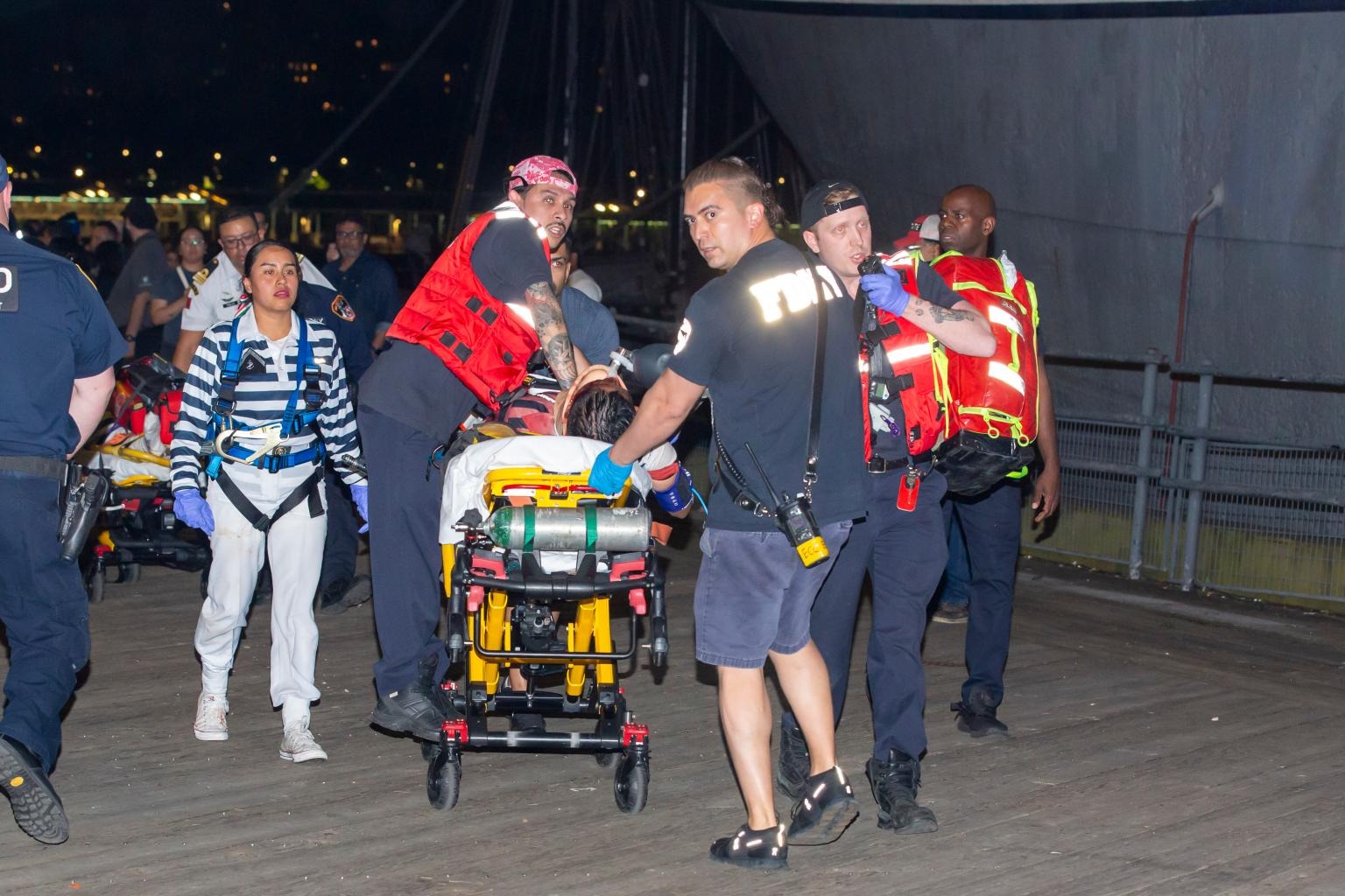 nypd fdny emts scene boat 104766