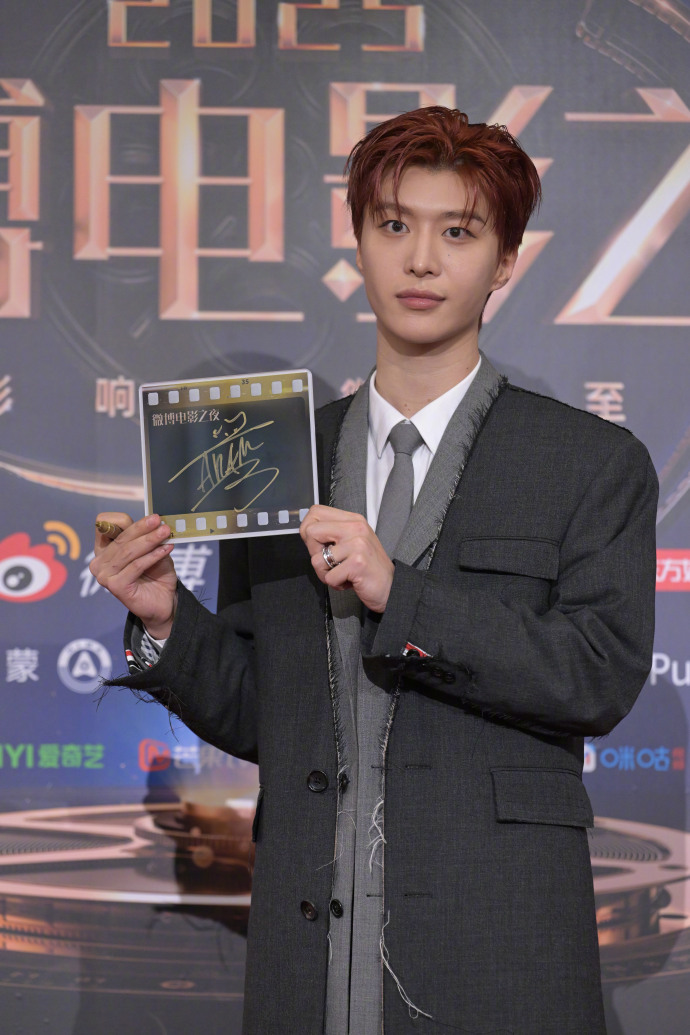 00249oszly1i2drkwigd5j648w6dcb2g02