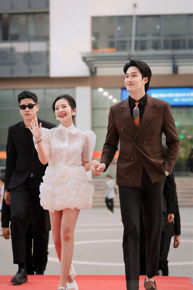 Diễn viên Đình Tú cầu hôn hot girl VFC sau thời gian dài hẹn hò bí mật- Ảnh 5. Diễn viên Đình Tú cầu hôn hot girl VFC sau thời gian dài hẹn hò bí mật- Ảnh 5.