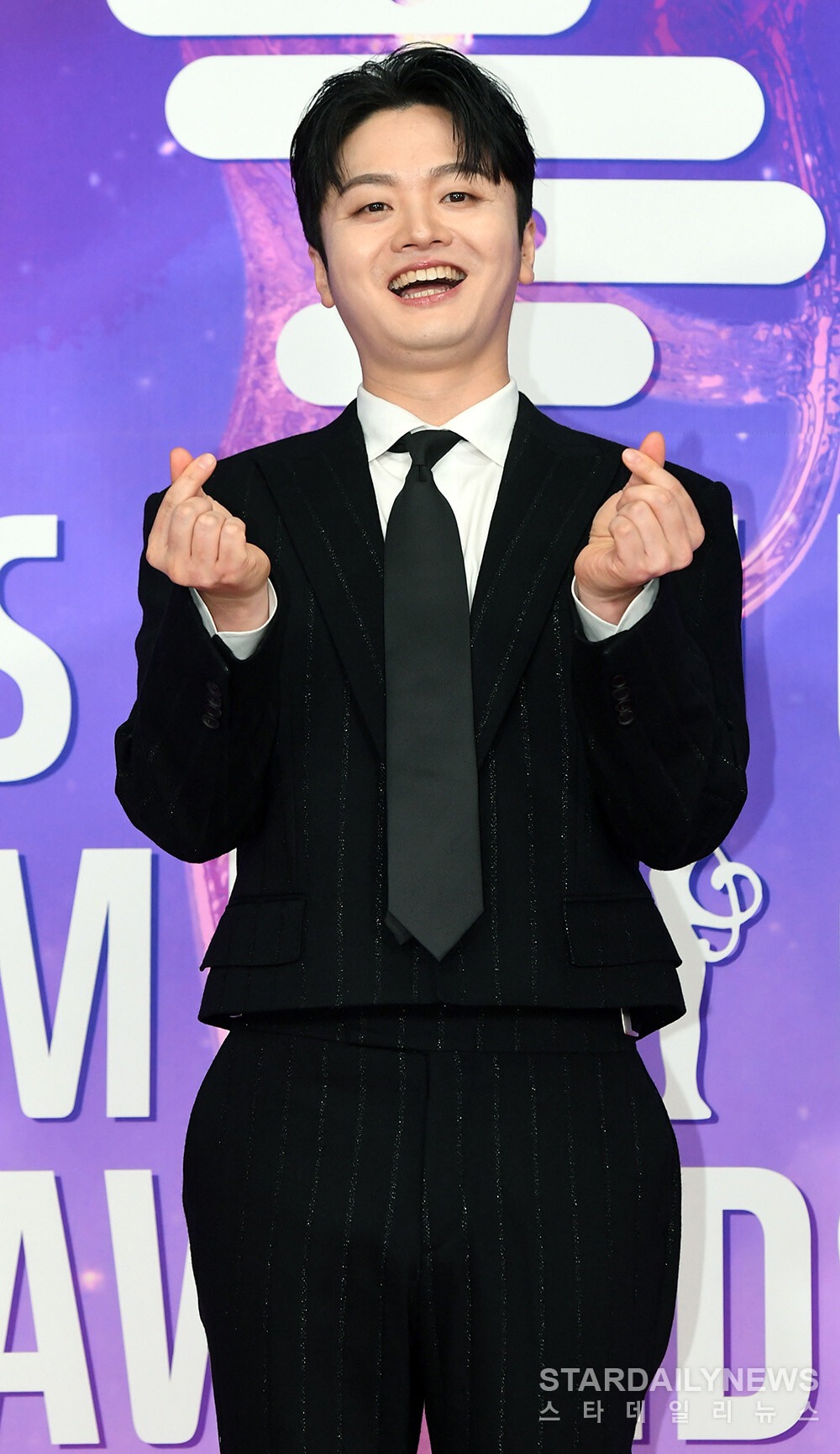 Thảm đỏ Seoul Music Awards: Nữ thần nhan sắc Miyeon (G)I-DLE đẹp phát sáng, 