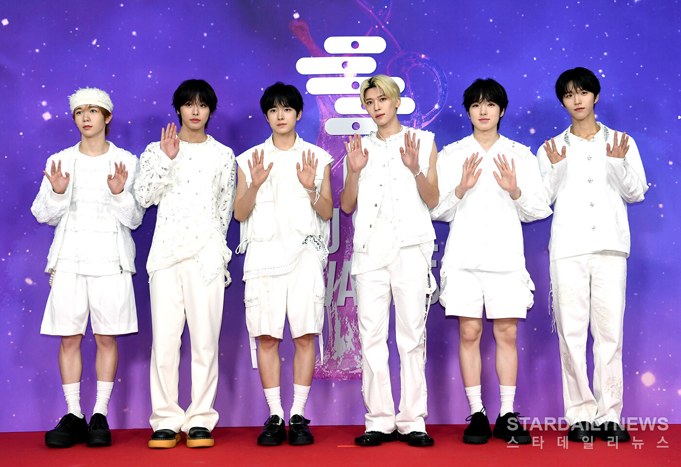 Thảm đỏ Seoul Music Awards: Nữ thần nhan sắc Miyeon (G)I-DLE đẹp phát sáng, 