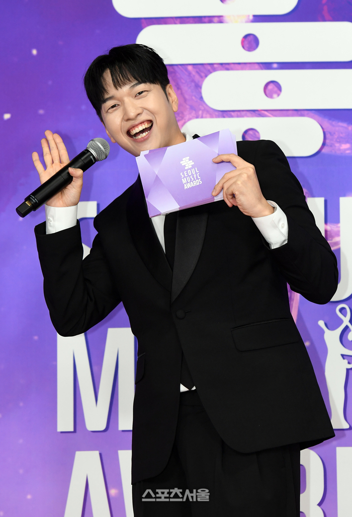 Thảm đỏ Seoul Music Awards: Nữ thần nhan sắc Miyeon (G)I-DLE đẹp phát sáng, 