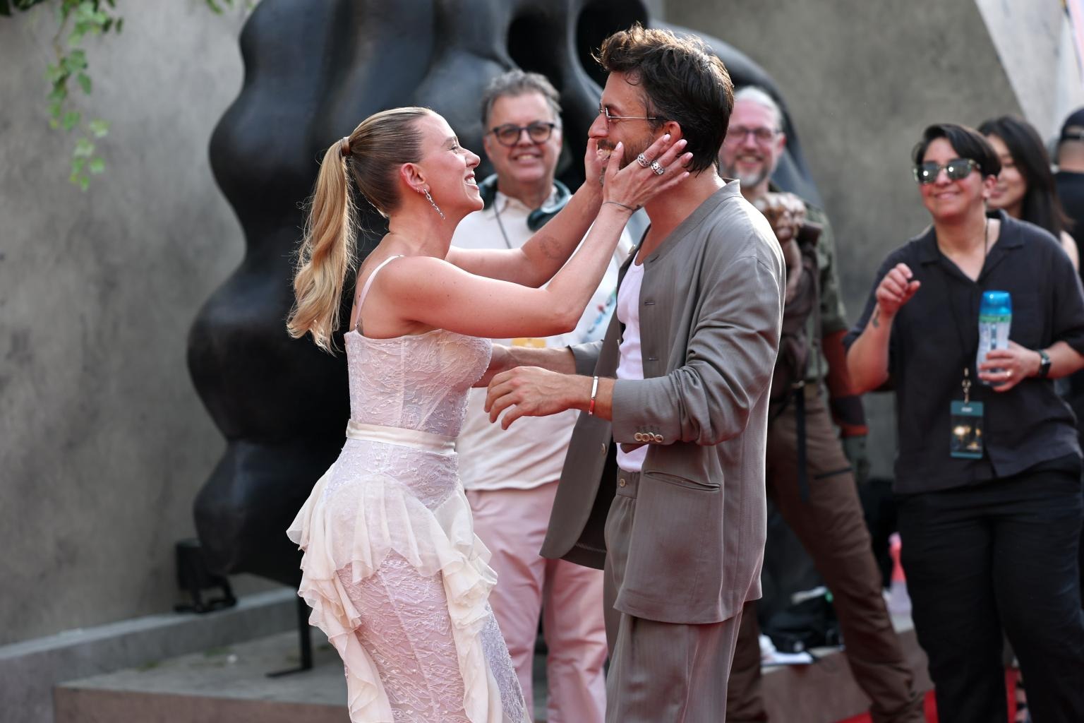 l r scarlett johansson jonathan l r scarlett johansson jonathan