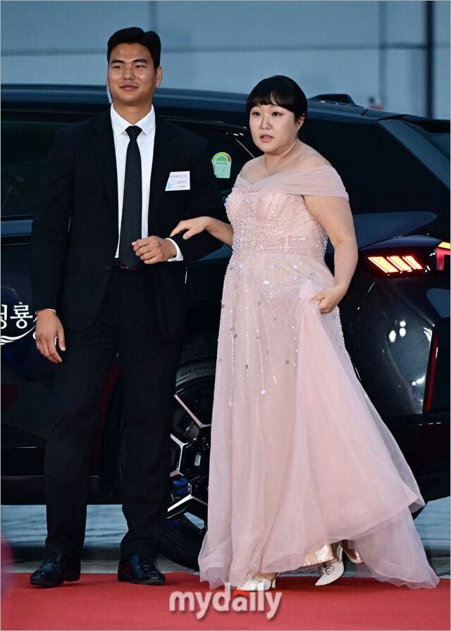 blue dragon series awards red carpet mishapsred carpet suit gown bodyguard