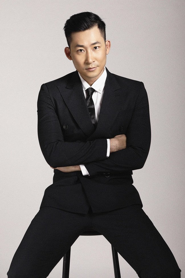 trong nhan banh bao lich lam ngoai doi khac xa hinh tuong phi cong tre hoa hong tren nguc trai trong nhan 04 1579579352 349 width650height975