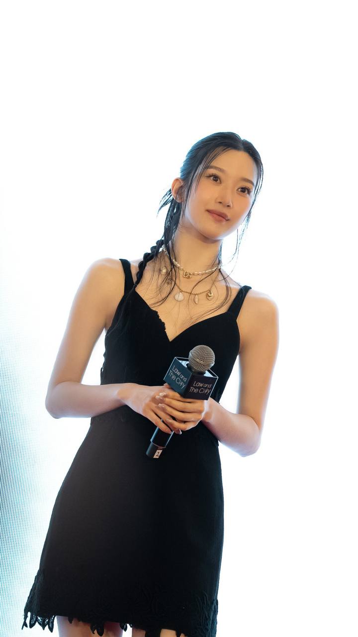 photo6113745646910556219y