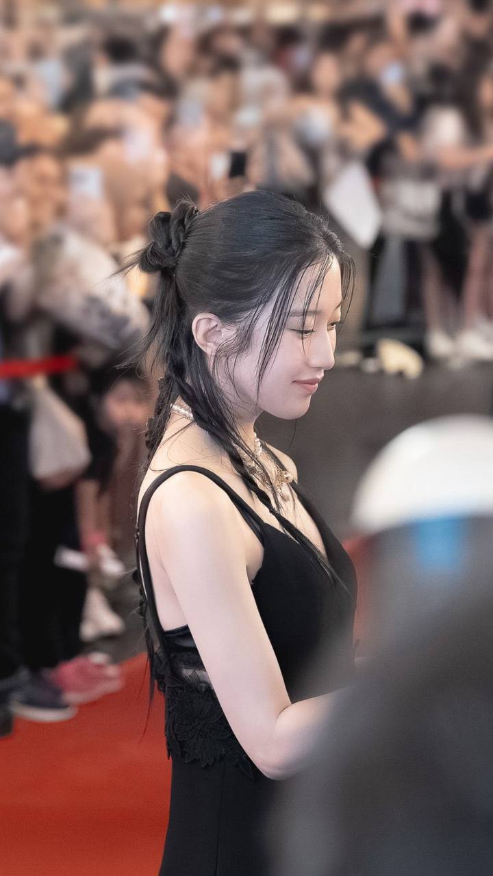 photo6113745646910556220y