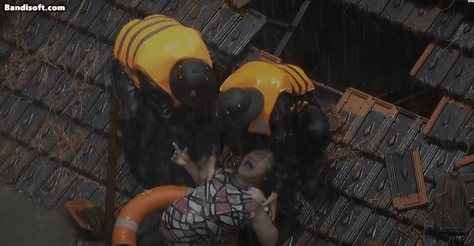 Sản phụ sắp sinh mắc kẹt trong mưa lũ, nước dâng tận nóc nhà, xem cảnh bộ đội giải cứu mà thắt lòng- Ảnh 5.
