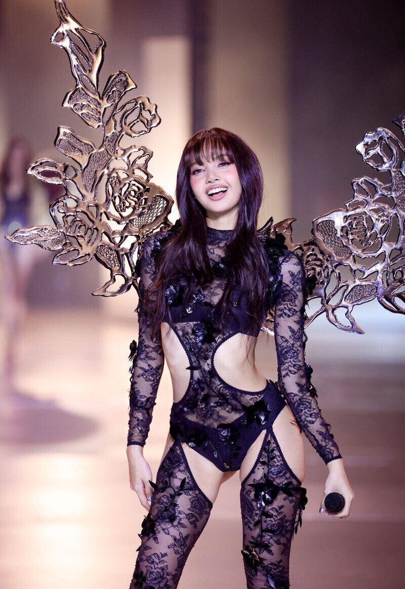 241015 lisa at victoria s secret fashion show 2024 documents 5