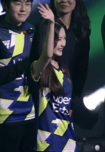 Gái xinh khiến nam streamer nhà Độ Mixi có hành động đặc biệt trên sóng, "tổ check var" nhanh chóng vào cuộc - Ảnh 7. Gái xinh khiến nam streamer nhà Độ Mixi có hành động đặc biệt trên sóng, "tổ check var" nhanh chóng vào cuộc - Ảnh 7.