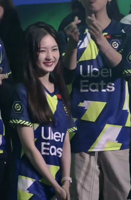 Gái xinh khiến nam streamer nhà Độ Mixi có hành động đặc biệt trên sóng, "tổ check var" nhanh chóng vào cuộc - Ảnh 4. Gái xinh khiến nam streamer nhà Độ Mixi có hành động đặc biệt trên sóng, "tổ check var" nhanh chóng vào cuộc - Ảnh 4.