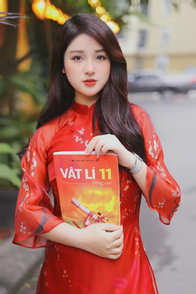 Nữ giáo viên Vật lý xinh như hot girl từ bỏ việc livestream ngay khi nổi tiếng, cuộc sống giờ ra sao? - Ảnh 1. Nữ giáo viên Vật lý xinh như hot girl từ bỏ việc livestream ngay khi nổi tiếng, cuộc sống giờ ra sao? - Ảnh 1.