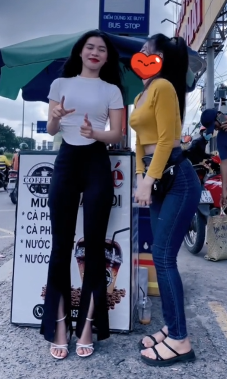 Khoe vóc dáng nuột nà đứng bán cafe dạo, gái xinh đáp trả khi bị dân tình "đánh giá" - Ảnh 1. Khoe vóc dáng nuột nà đứng bán cafe dạo, gái xinh đáp trả khi bị dân tình "đánh giá" - Ảnh 1.