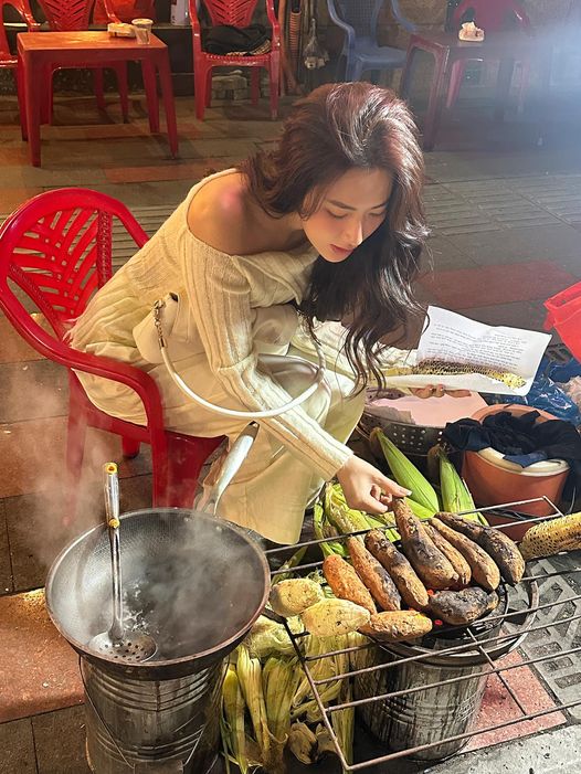 Soi "info" gái xinh nướng khoai vỉa hè, từng gây xôn xao với cảnh nhạy cảm trên phim giờ vàng - Ảnh 1.