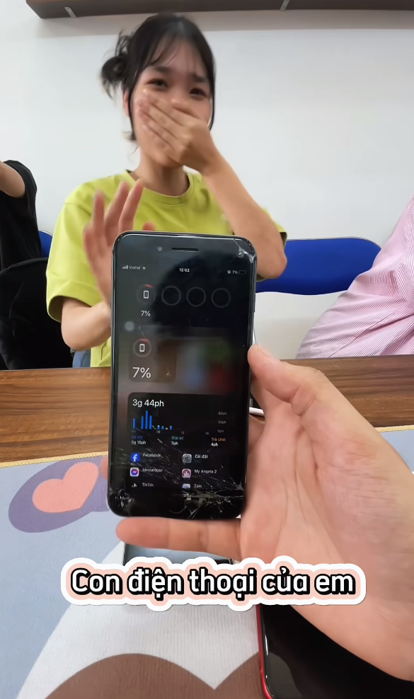 Chơi game bằng thiết bị lạ, nữ game thủ Liên Quân khiến người xem thốt lên: "Ảo thật đấy" - Ảnh 1.