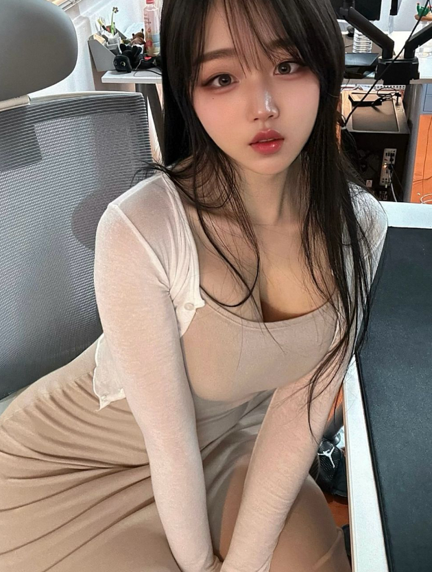 Quá quyến rũ, hot girl khiến cựu sao MU đích thân dùng tài khoản có tích xanh để làm một việc&nbsp; - Ảnh 1.