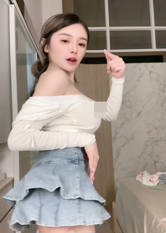 Bất chấp tai tiếng, hot girl lại diện đồ xuyên thấu nhảy múa trên sóng live - Ảnh 3. Bất chấp tai tiếng, hot girl lại diện đồ xuyên thấu nhảy múa trên sóng live - Ảnh 3.