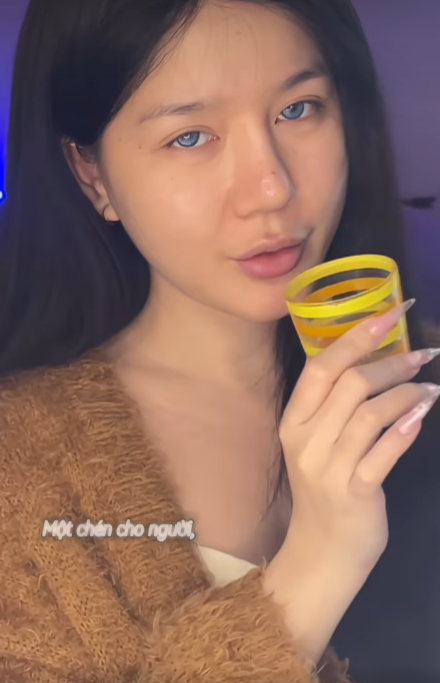 Mạnh dạn không xài app, nhan sắc nữ streamer từng được ví như "thiên thần" ra sao? - Ảnh 3. Mạnh dạn không xài app, nhan sắc nữ streamer từng được ví như "thiên thần" ra sao? - Ảnh 3.