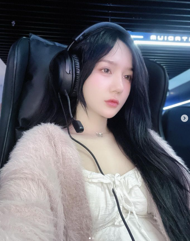 Mạnh dạn không xài app, nhan sắc nữ streamer từng được ví như "thiên thần" ra sao? - Ảnh 2. Mạnh dạn không xài app, nhan sắc nữ streamer từng được ví như "thiên thần" ra sao? - Ảnh 2.