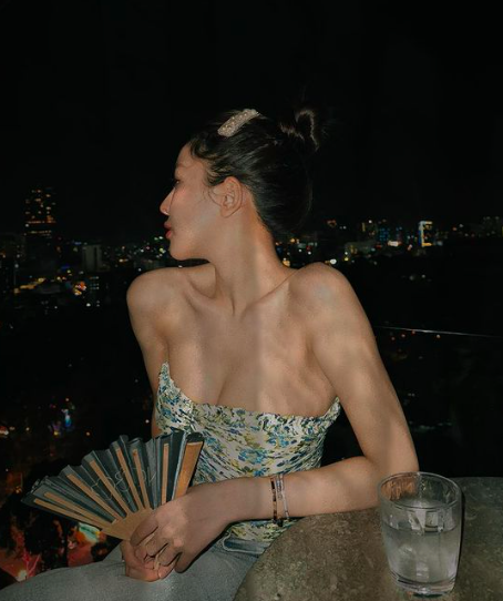 Đến hẹn lại lên, hot girl Trâm Anh bất ngờ "hun mắt" người xem, khoe bờ vai hờ hững - Ảnh 2.