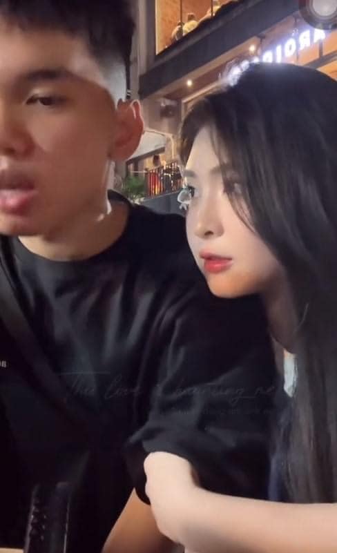 Quỳnh Alee livestream tình tứ với bạn trai - Ảnh 5. Quỳnh Alee livestream tình tứ với bạn trai - Ảnh 5.