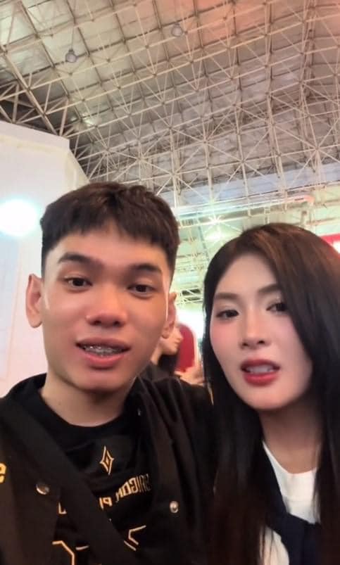 Quỳnh Alee livestream tình tứ với bạn trai - Ảnh 4. Quỳnh Alee livestream tình tứ với bạn trai - Ảnh 4.