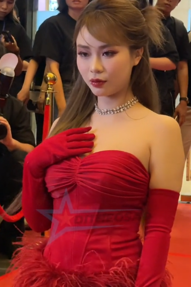 MisThy xinh đẹp trên thảm đỏ, nhan sắc "đốn tim" fan bất chấp cam thường- Ảnh 4. MisThy xinh đẹp trên thảm đỏ, nhan sắc "đốn tim" fan bất chấp cam thường- Ảnh 4.
