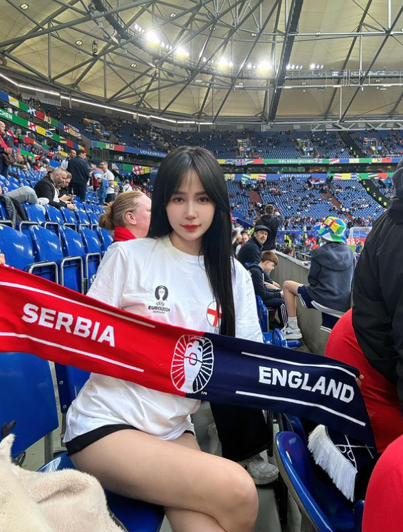Nhan sắc nổi bật của gái xinh người Việt sẵn sàng chi trăm triệu để làm điều đặc biệt tại EURO- Ảnh 3. Nhan sắc nổi bật của gái xinh người Việt sẵn sàng chi trăm triệu để làm điều đặc biệt tại EURO- Ảnh 3.