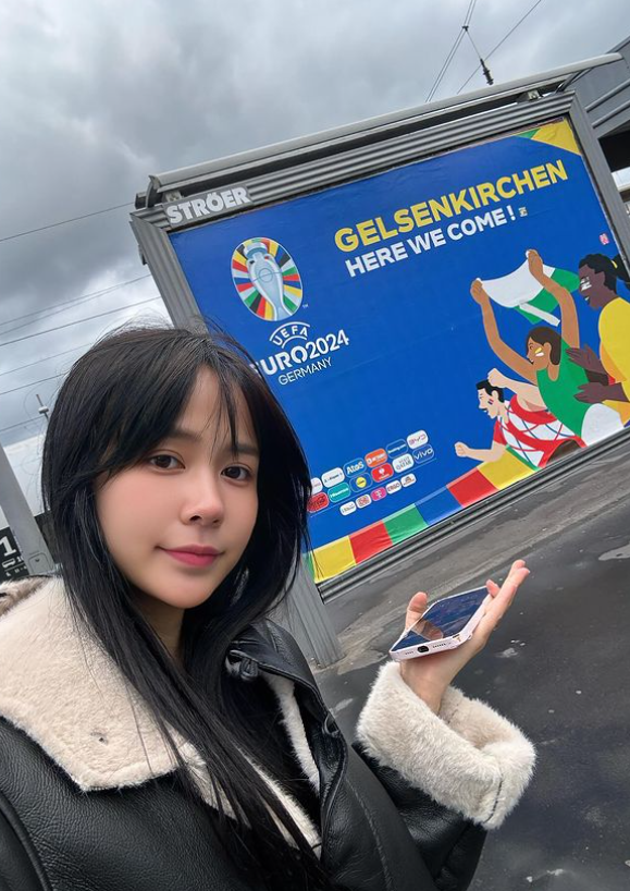 Nhan sắc nổi bật của gái xinh người Việt sẵn sàng chi trăm triệu để làm điều đặc biệt tại EURO- Ảnh 4. Nhan sắc nổi bật của gái xinh người Việt sẵn sàng chi trăm triệu để làm điều đặc biệt tại EURO- Ảnh 4.