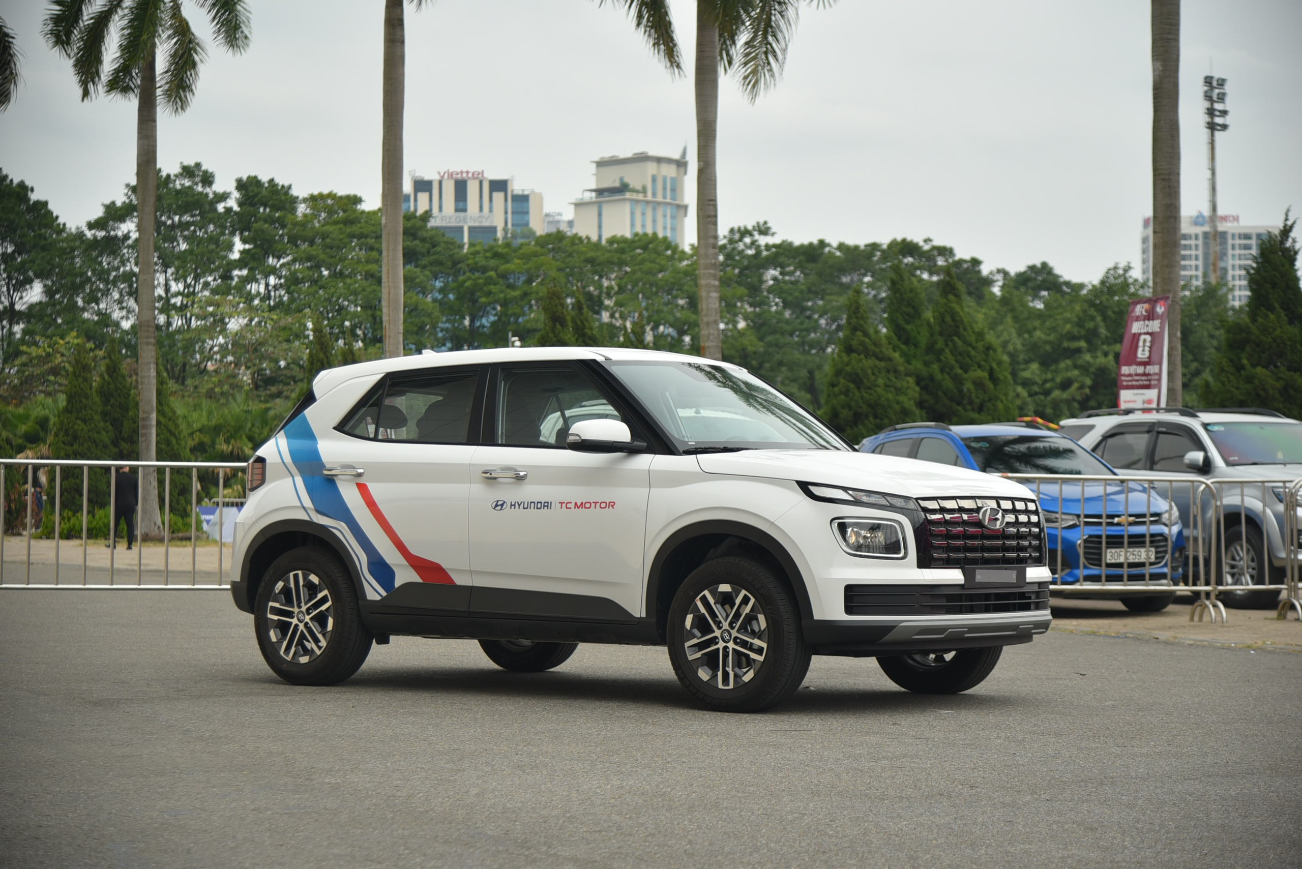 Ngồi thử Hyundai Venue phiên bản tiêu chuẩn: Rẻ hơn 40 triệu đồng, trang bị không khác biệt nhiều - Ảnh 2. Ngồi thử Hyundai Venue phiên bản tiêu chuẩn: Rẻ hơn 40 triệu đồng, trang bị không khác biệt nhiều - Ảnh 2.