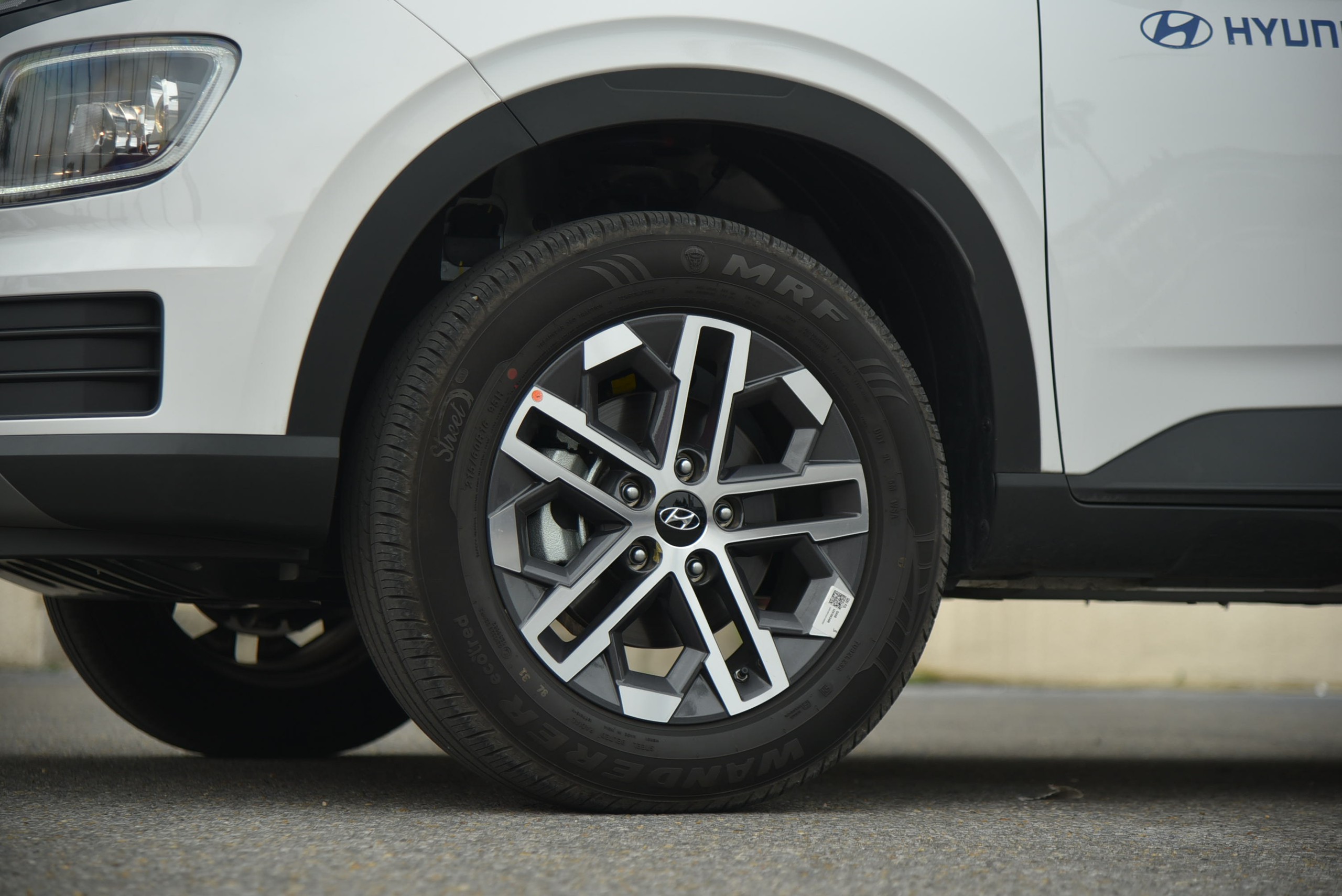 Ngồi thử Hyundai Venue phiên bản tiêu chuẩn: Rẻ hơn 40 triệu đồng, trang bị không khác biệt nhiều - Ảnh 5. Ngồi thử Hyundai Venue phiên bản tiêu chuẩn: Rẻ hơn 40 triệu đồng, trang bị không khác biệt nhiều - Ảnh 5.